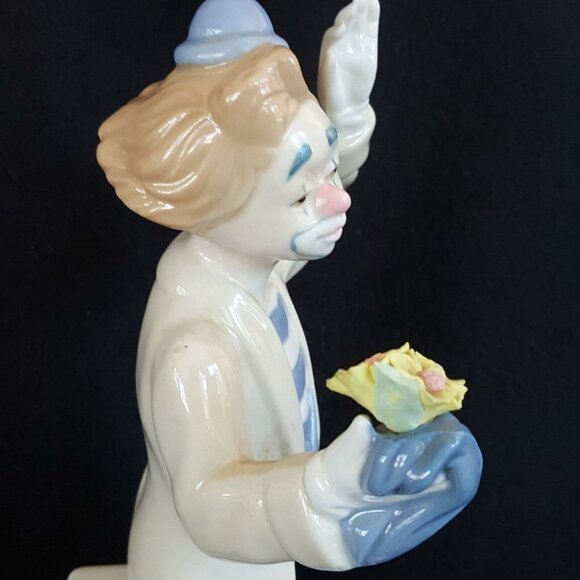 Vintage Porcelana De Cuernavaca Magician Clown Porcelain Figurine Flower 1993 - Picture 6 of 6
